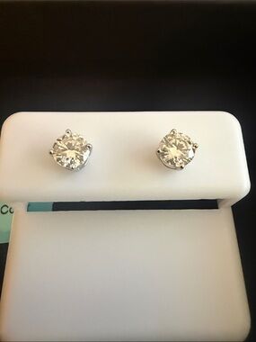 NWT Classic Moissanite Stud Earrings